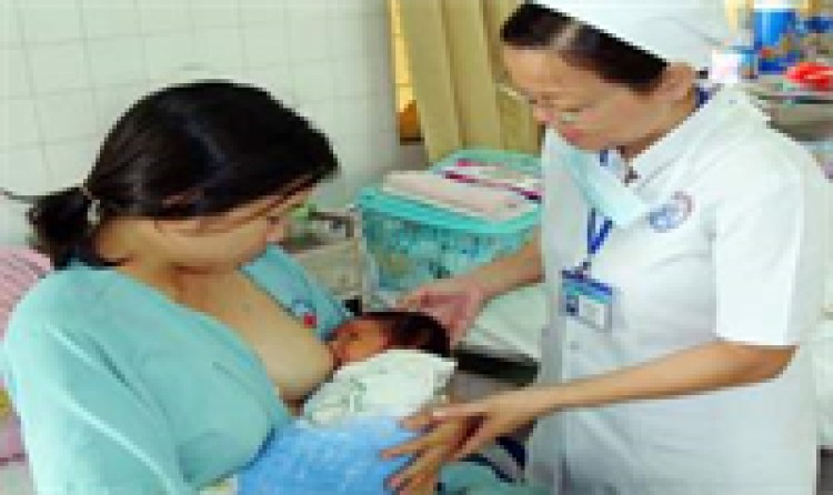 Vì sao cần cho bé bú ngay sau khi sinh?