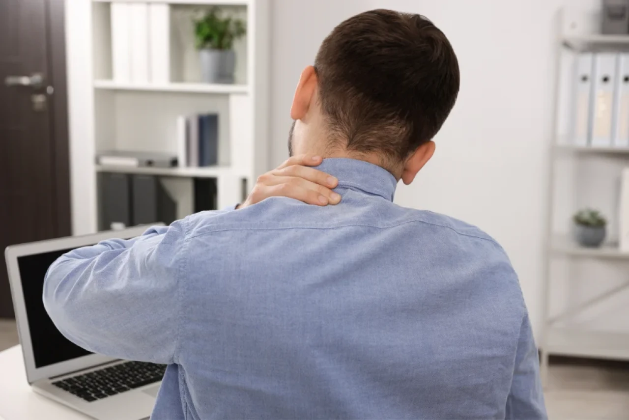 Ngồi quá lâu mỗi ngày, dân văn phòng đối mặt loạt bệnh tật