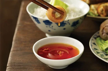 Nước mắm hay muối: Dùng thế nào để không lo tăng huyết áp?