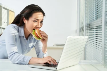 Những hệ lụy cho sức khỏe từ thói quen ăn nhanh