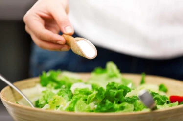 Trẻ ăn nhiều muối, già 'đuối' vì nhiều bệnh