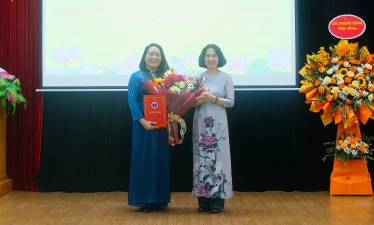 Thứ trưởng Bộ Y tế Nguyễn Thị Liên Hương trao Quyết định bổ nhiệm lại cán bộ Viện Dinh dưỡng