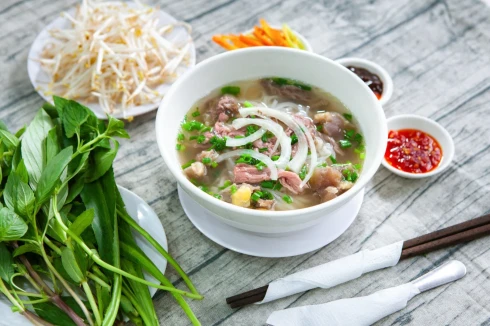 Thói quen xì xụp uống hết bát nước phở có gây hại cho sức khỏe?