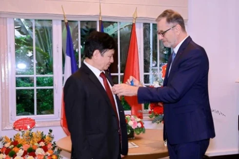 Giáo sư, Tiến sĩ Lê Danh Tuyên nhận Huân chương Công trạng quốc gia của Pháp