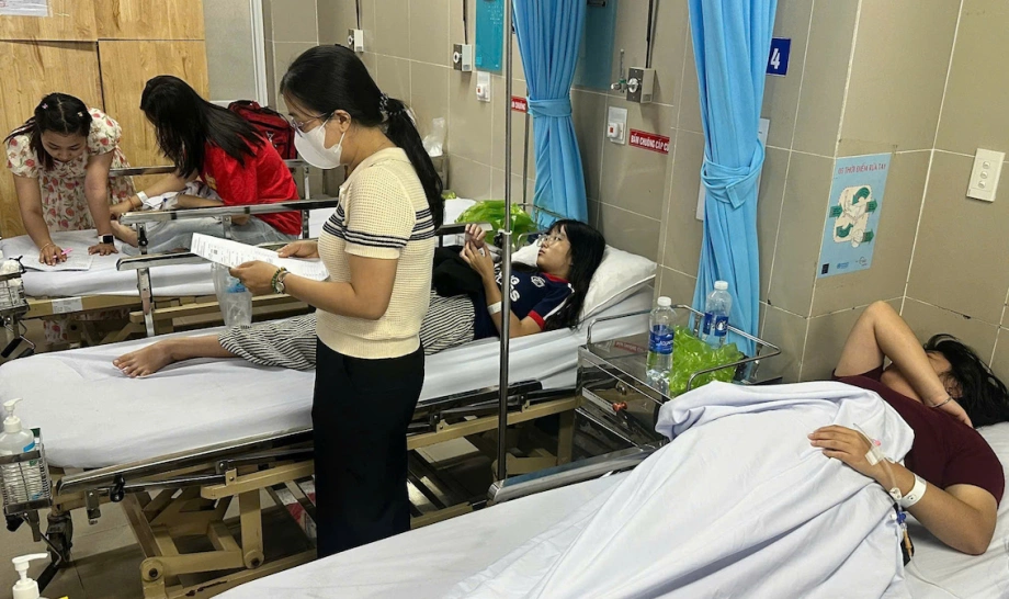 Khi bị ngộ độc thực phẩm, người bệnh có nên nhịn ăn?