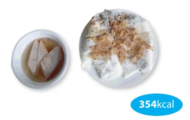 Steamed rice rolls with egg and pork sausage
