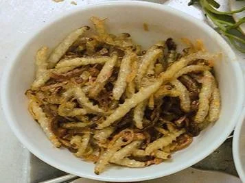 Sâu măng xào lá chanh là món ăn từ côn trùng của Việt Nam tuyệt hảo