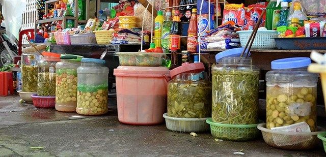 Nhiễm độc vì muối dưa cà, đựng nước hoa quả chua lâu ngày trong lọ nhựa, bình Inox