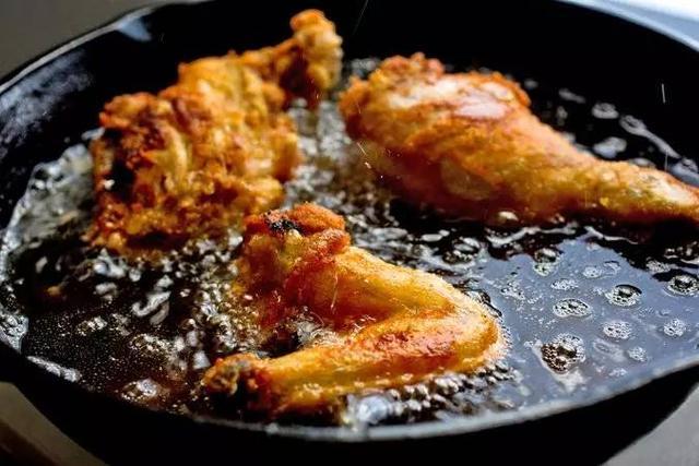 Vì sao không nên dùng dầu, mỡ rán nhiều lần